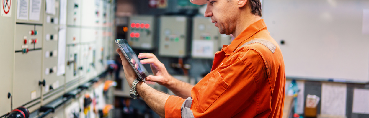 adobestock 250764411 engineer, tech room (1)