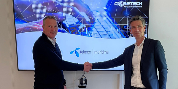 Lars Erik Lunøe, CEO at Telenor Maritime (right) shakes hands with Hans Eirik Onarheim, CEO at Globetech (left).