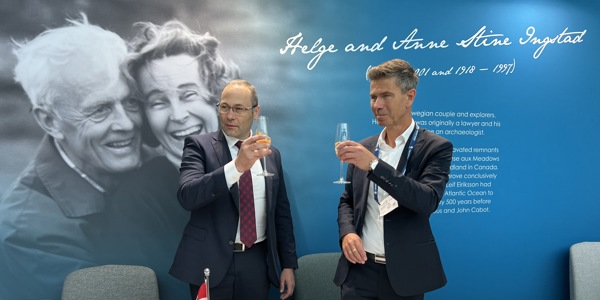 Celebrating the contract Andrzej Madejski (to the left) and Lars Erik Lunøe (to the right)