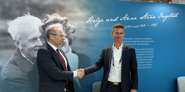 Andrzej Madejski, CEO of Polferries (to the left) shaking hands with Lars Erik Lunøe, CEO of Telenor Maritime (to the right)